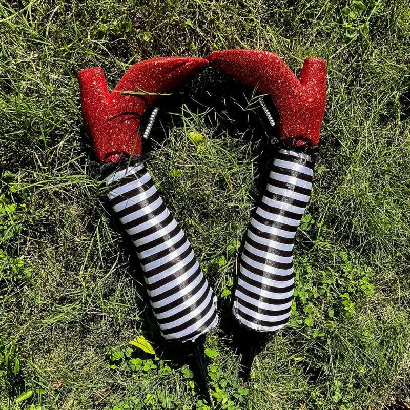 Decoratieve Heksenbenen voor Tuin 2 Stuks Ondersteboven Halloween Tuindecoratie met Gestreepte Kousen Feest | Sulvida