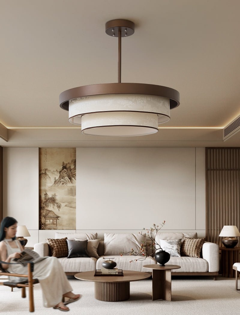 Hanglamp met gestapelde stoffen ringen en bronzen frame voor sfeervolle eetkamer en entree verlichting | Sulvida