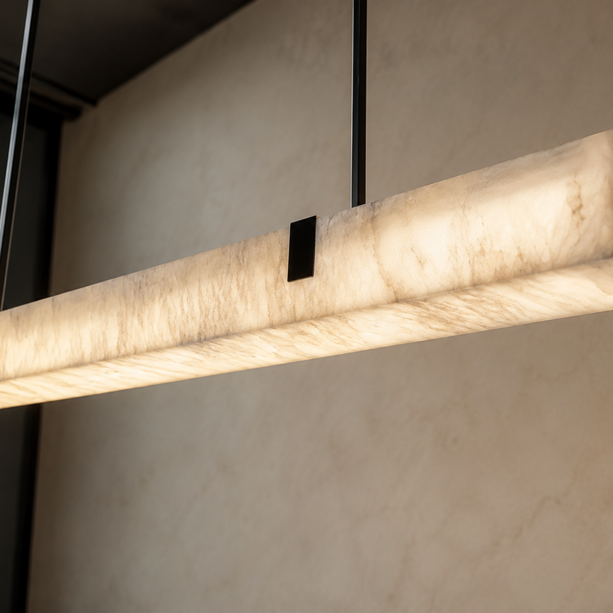 Lineare Pendelleuchte aus Marmor mit integrierter LED, Schwarz und Goldfarben, Warmweiß, für Kücheninsel und Esstisch | Sulvida