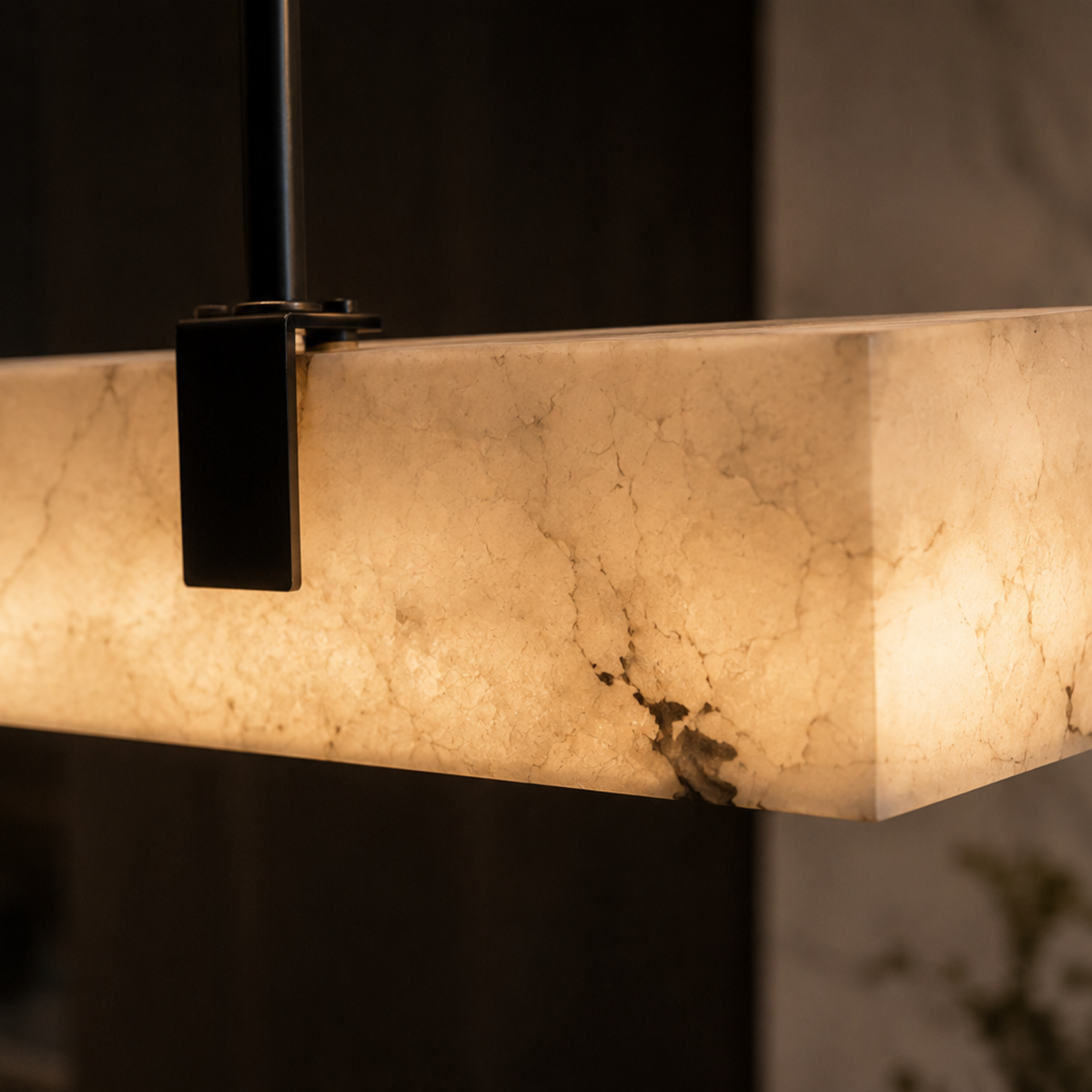 Lineare Pendelleuchte aus Marmor mit integrierter LED, Schwarz und Goldfarben, Warmweiß, für Kücheninsel und Esstisch | Sulvida
