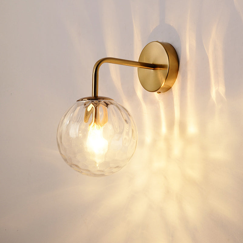 Wandlamp met glazen bolkap en gestructureerde finish voor sfeervolle wandverlichting gouden armatuur | Sulvida