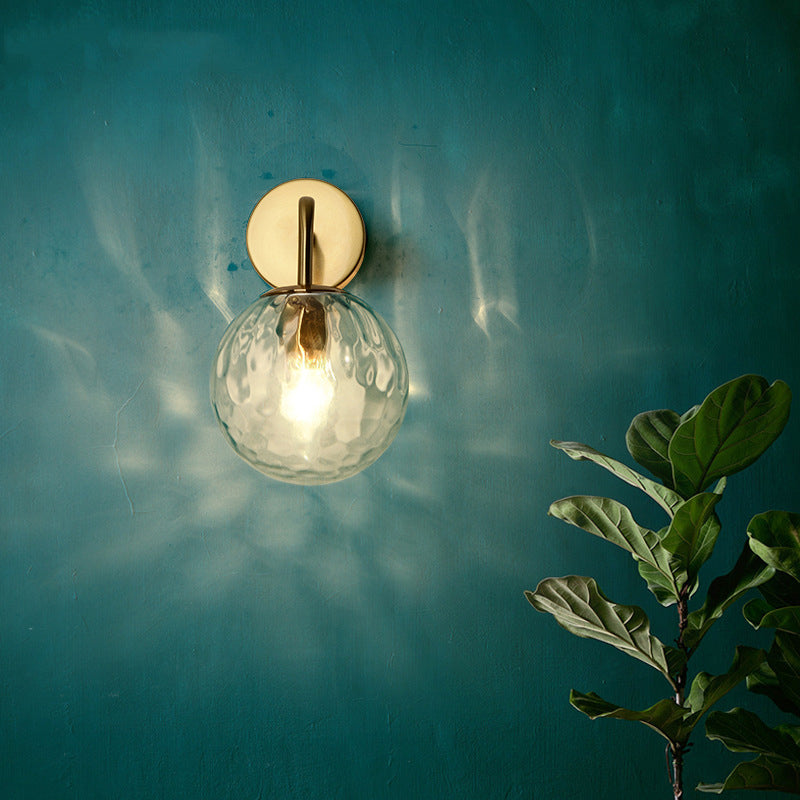 Wandlamp met glazen bolkap en gestructureerde finish voor sfeervolle wandverlichting gouden armatuur | Sulvida