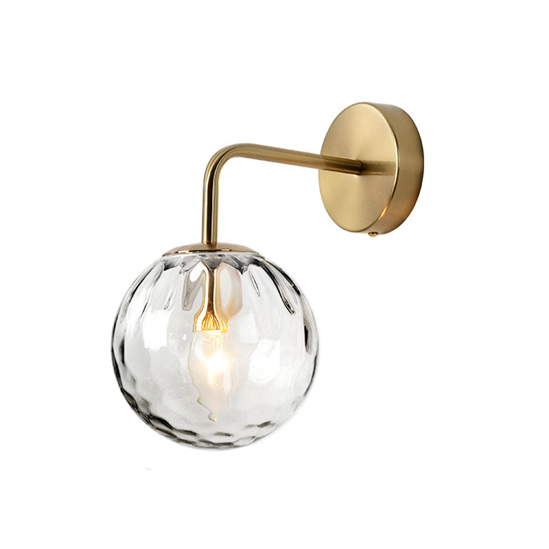 Wandlamp met glazen bolkap en gestructureerde finish voor sfeervolle wandverlichting gouden armatuur | Sulvida