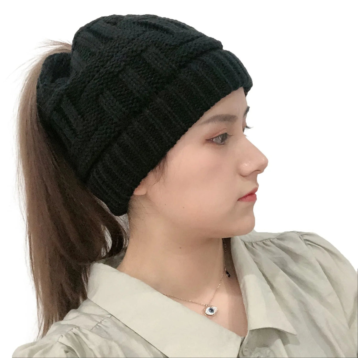 Gebreide Muts met Paardenstaartopening voor Dames – Winterbeanie met Kabelpatroon Warme Pasvorm Hoofddeksel | Sulvida