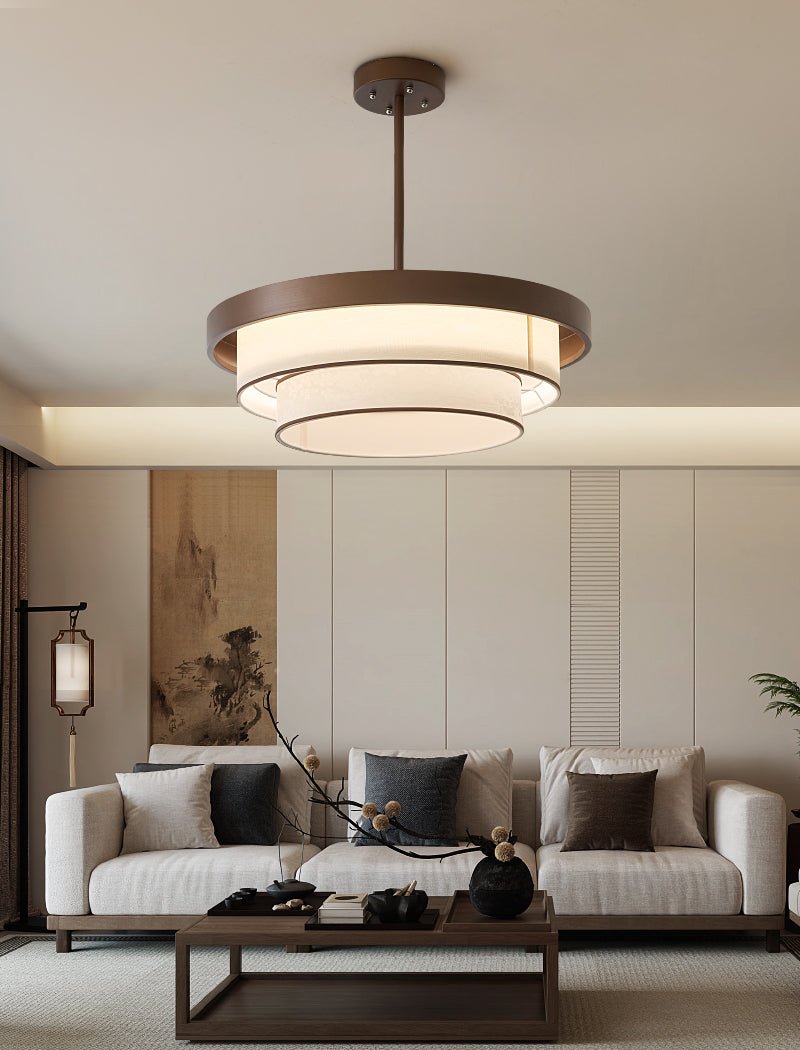 Hanglamp met gestapelde stoffen ringen en bronzen frame voor sfeervolle eetkamer en entree verlichting | Sulvida