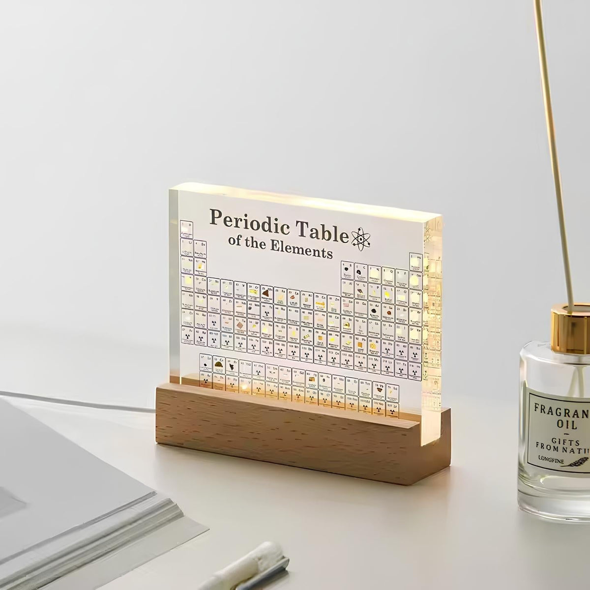 Verlicht Periodiek Systeem met 83 Echte Elementen Acryl Display Houten Voet LED Educatief Decoratief | Sulvida