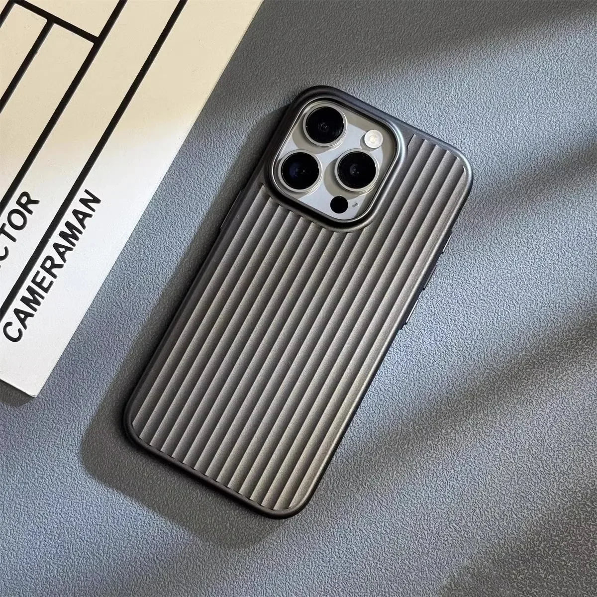 Beschermende iPhone Hoesje Titanium Shield Pro Ultradun Schokbestendig Kraswerend met Draadloos Opladen | Sulvida