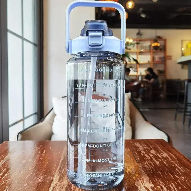 Gourde de sport 2 litres avec repères horaires et paille - gourde avec indicateur de temps motivant pour le sport et la salle de sport - Sulvida