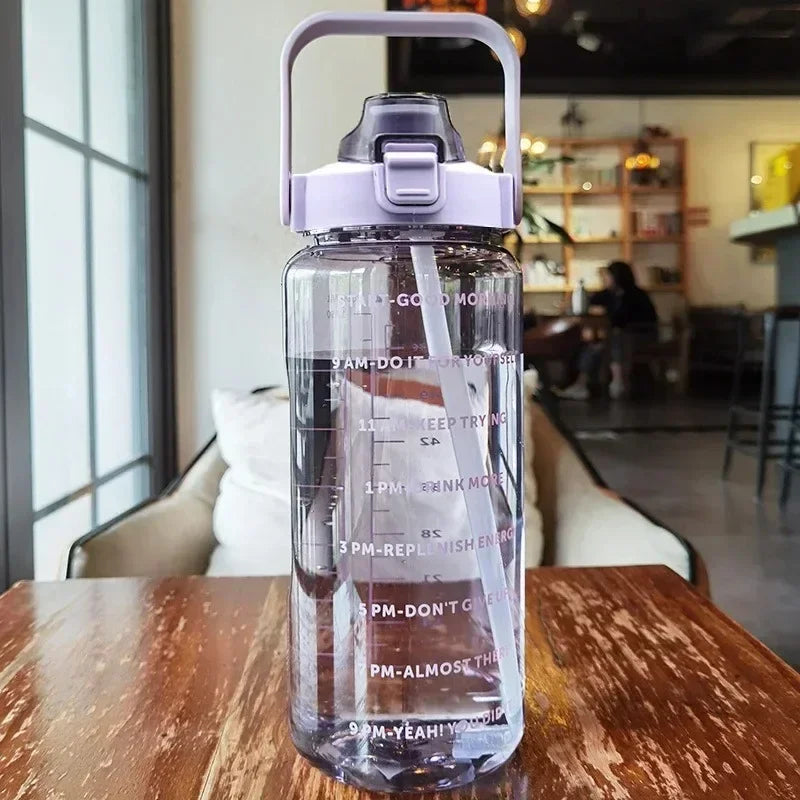 Gourde de sport 2 litres avec repères horaires et paille - gourde avec indicateur de temps motivant pour le sport et la salle de sport - Sulvida