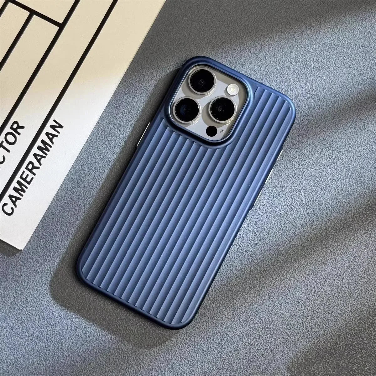Beschermende iPhone Hoesje Titanium Shield Pro Ultradun Schokbestendig Kraswerend met Draadloos Opladen | Sulvida