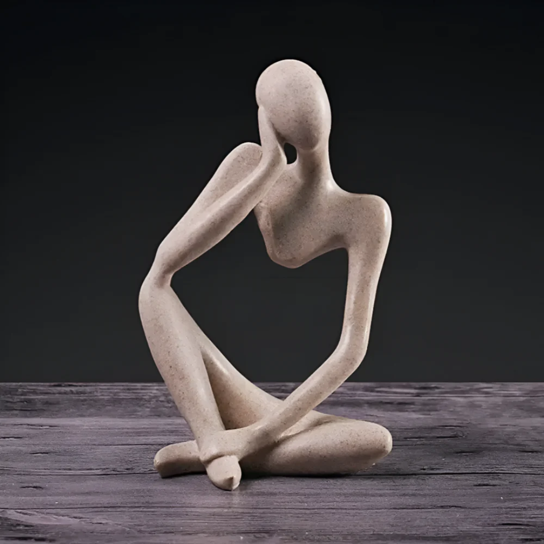 Sculpture abstraite d’une personne pensive, 24×11 cm, résine beige, accent décoratif moderne pour salon ou bureau | Sulvida