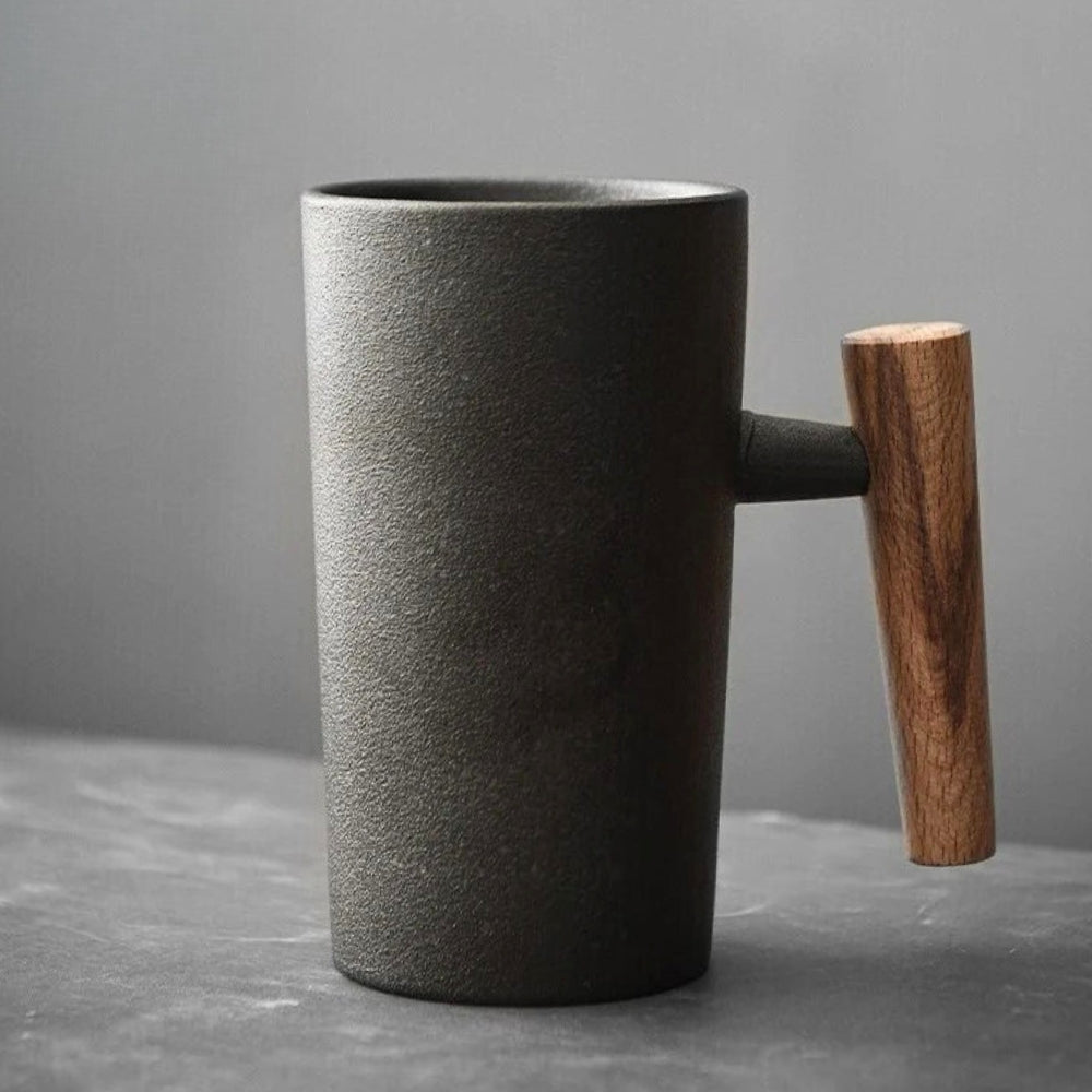 Handgemaakte keramische koffiemok met houten accent en natuurlijke aardetinten 220ml voor koffie thee | Sulvida