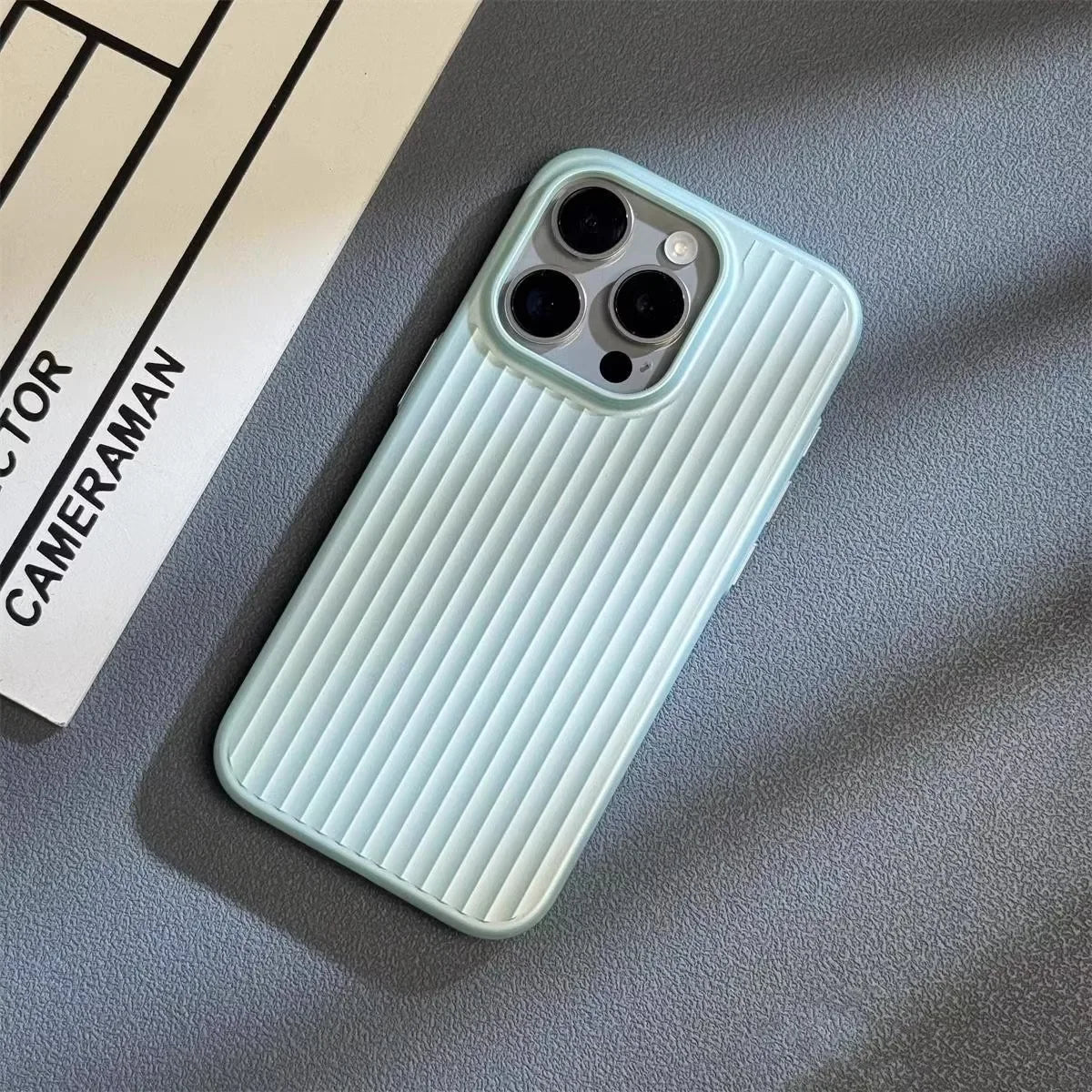 Beschermende iPhone Hoesje Titanium Shield Pro Ultradun Schokbestendig Kraswerend met Draadloos Opladen | Sulvida