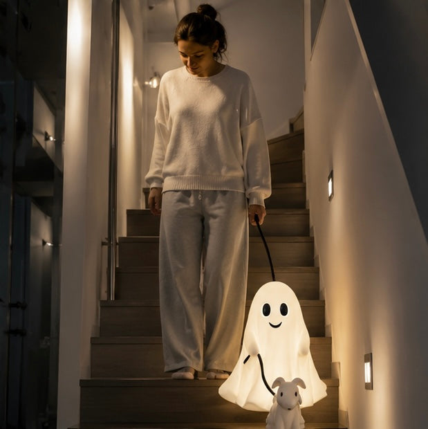Spookachtig Hondenbeeld met Lakentje – Decoratief Halloween Tafelfiguurtje Hond voor Griezelige Sfeer | Sulvida