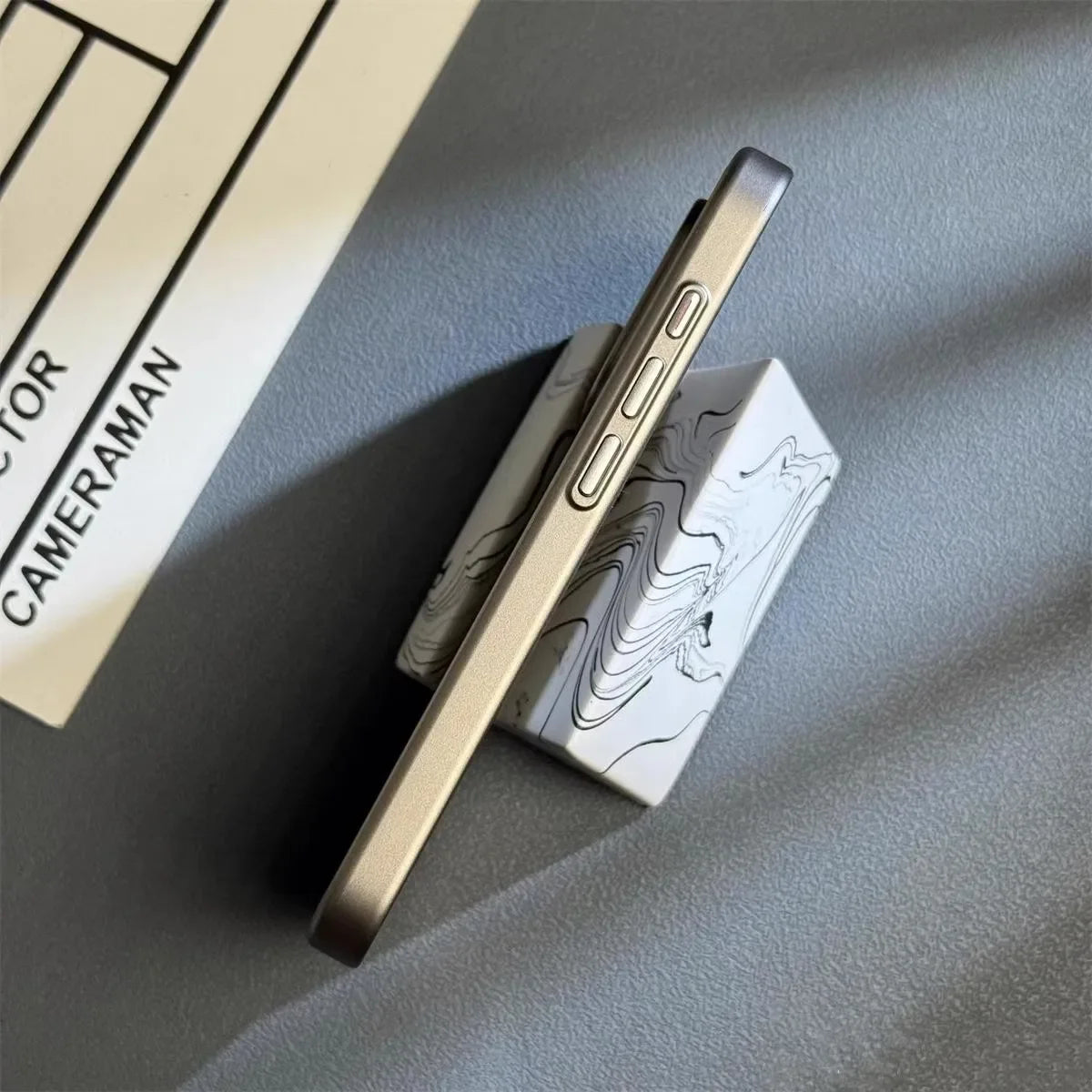 Beschermende iPhone Hoesje Titanium Shield Pro Ultradun Schokbestendig Kraswerend met Draadloos Opladen | Sulvida