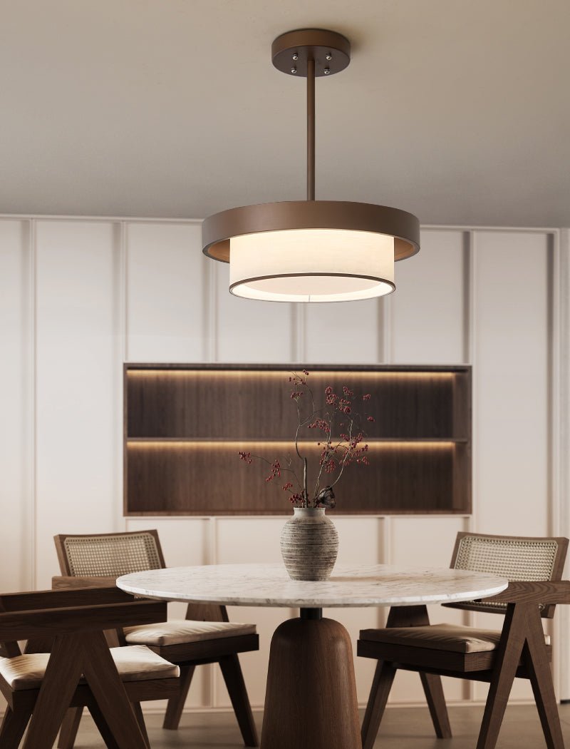 Hanglamp met gestapelde stoffen ringen en bronzen frame voor sfeervolle eetkamer en entree verlichting | Sulvida
