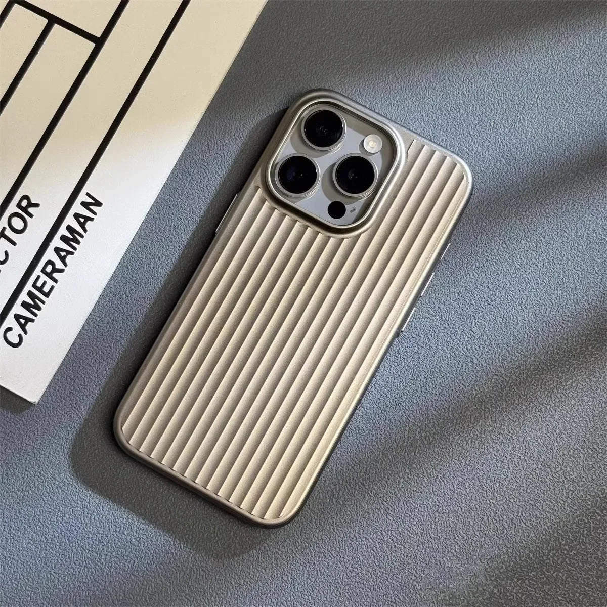 Beschermende iPhone Hoesje Titanium Shield Pro Ultradun Schokbestendig Kraswerend met Draadloos Opladen | Sulvida