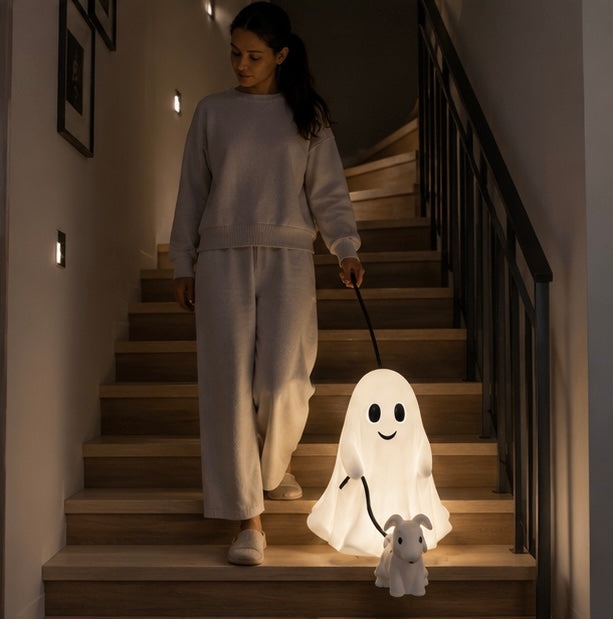 Spookachtig Hondenbeeld met Lakentje – Decoratief Halloween Tafelfiguurtje Hond voor Griezelige Sfeer | Sulvida