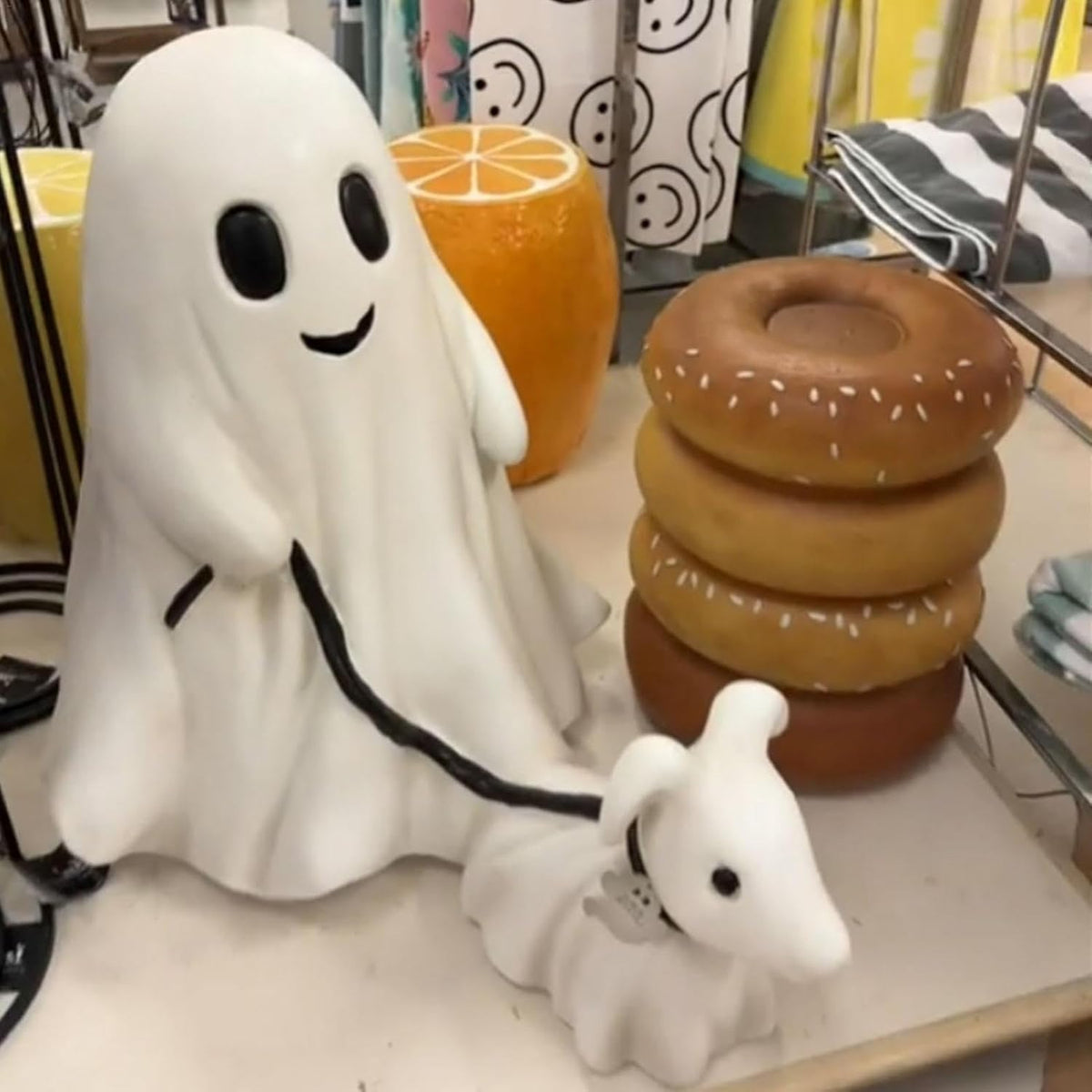 Spookachtig Hondenbeeld met Lakentje – Decoratief Halloween Tafelfiguurtje Hond voor Griezelige Sfeer | Sulvida