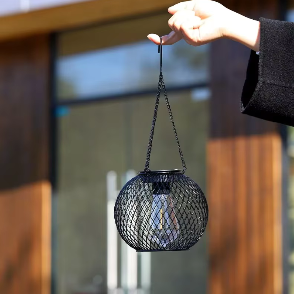 Decoratieve tuinlantaarn met zonne-energie en schemersensor voor sfeervolle terras en pad verlichting | Sulvida