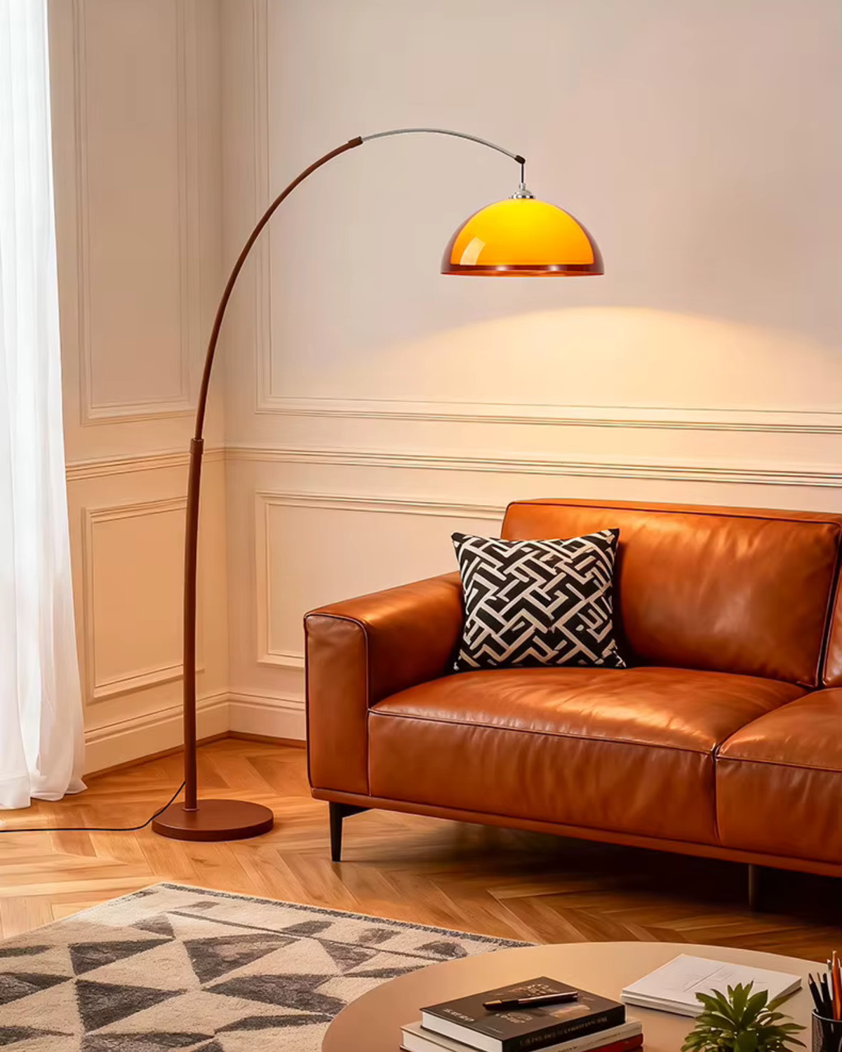 Staande Boogvormige Leeslamp met Verstelbare Arm en Amber Koepelkap voor Modern Interieur Woonkamer Sfeer | Sulvida