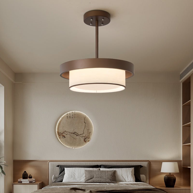 Hanglamp met gestapelde stoffen ringen en bronzen frame voor sfeervolle eetkamer en entree verlichting | Sulvida