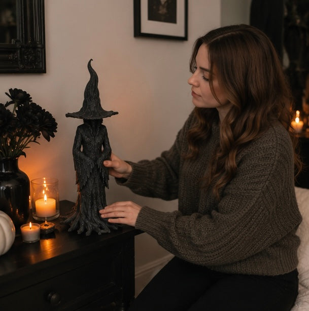 Heksen Beeldje Hars Zwart Gothic Tovenares – Mystieke Decoratie Halloween Interieur Sfeervolle Woonkamer | Sulvida