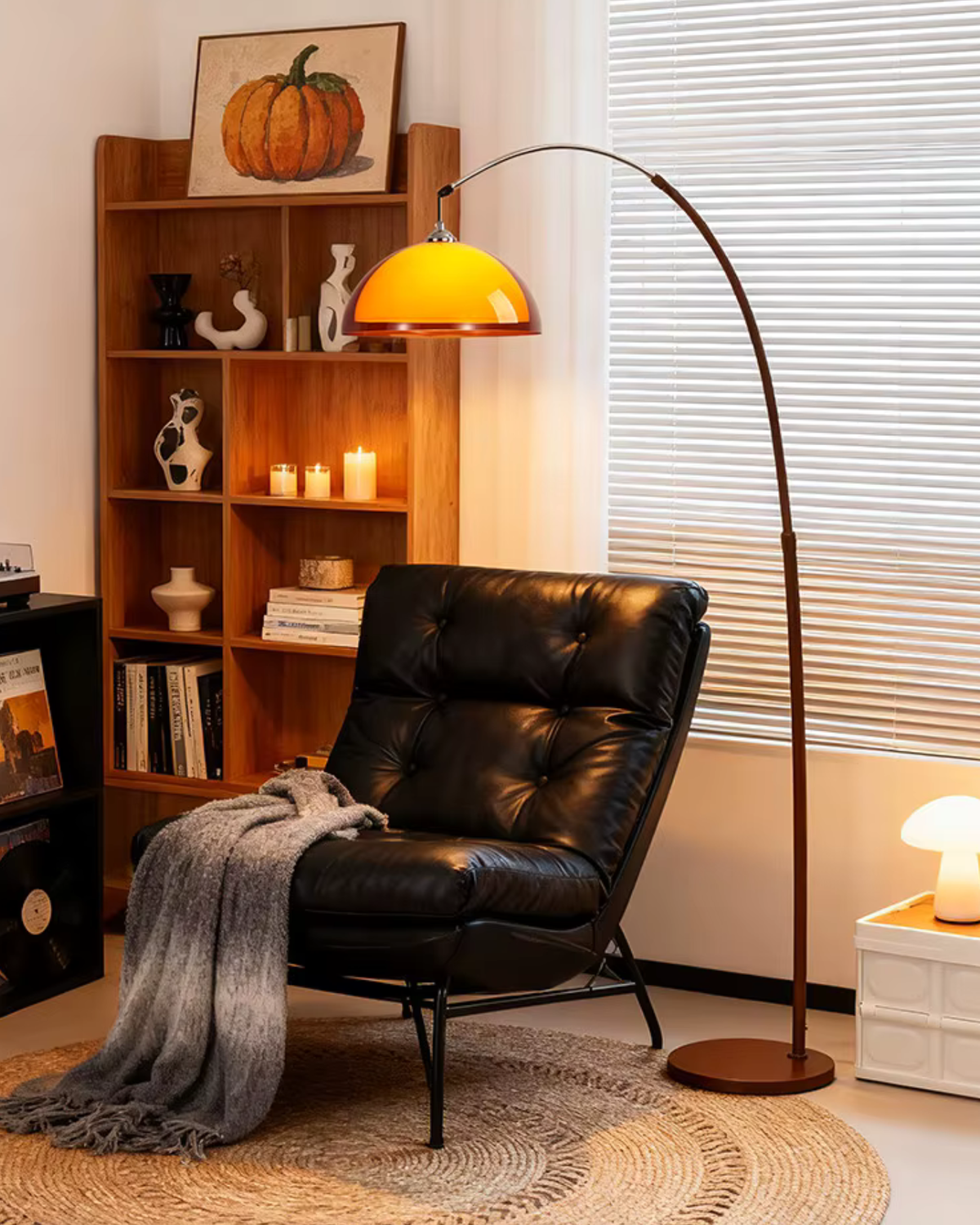Staande Boogvormige Leeslamp met Verstelbare Arm en Amber Koepelkap voor Modern Interieur Woonkamer Sfeer | Sulvida