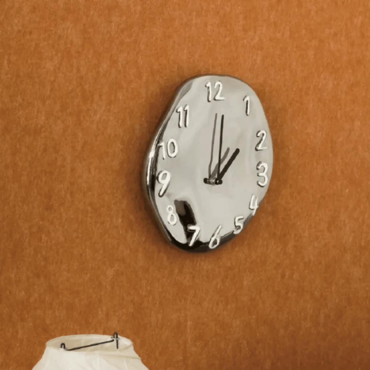 Keramische wandklok met chroomafwerking modern design stille uurwerk decoratief wonen woonkamer interieur | Sulvida