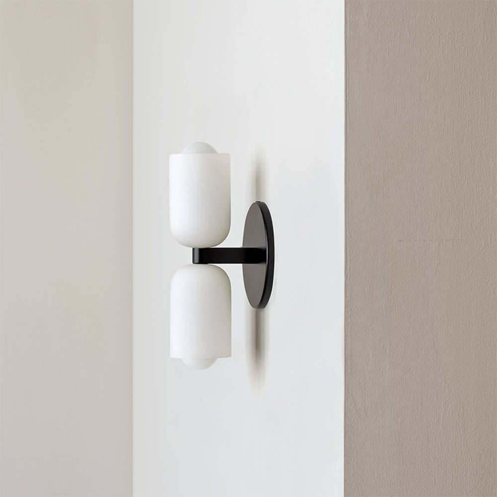 Cilindervormige wandlamp met dubbele acrylkappen voor zachte sfeerverlichting boven en onder in hal en gang | Sulvida