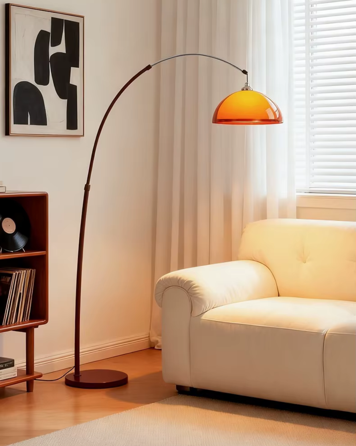 Staande Boogvormige Leeslamp met Verstelbare Arm en Amber Koepelkap voor Modern Interieur Woonkamer Sfeer | Sulvida