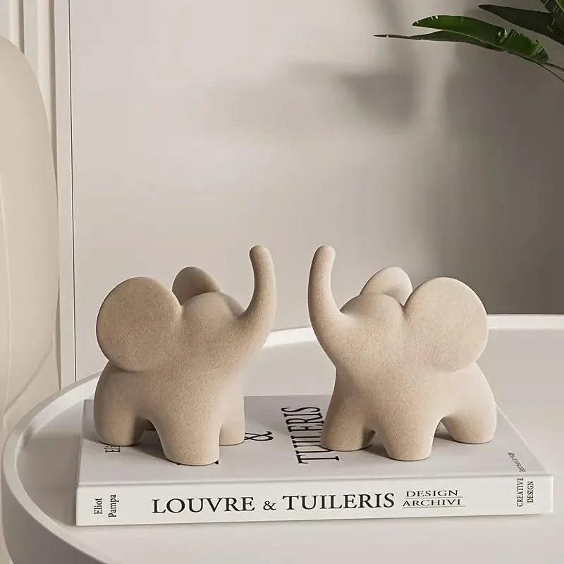 Olifantenfiguur met Flocked Afwerking Beige of Rood – Decoratief Harsbeeld Woonaccessoire 9,5×5,4×9,7 cm | Sulvida