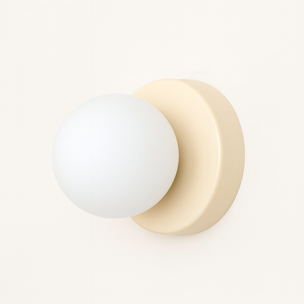 Scandinavische wandlamp met glazen bol en metalen houder voor woonkamer slaapkamer en gang interieur | Sulvida