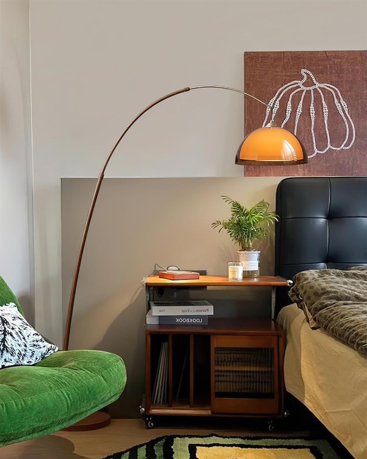 Staande Boogvormige Leeslamp met Verstelbare Arm en Amber Koepelkap voor Modern Interieur Woonkamer Sfeer | Sulvida