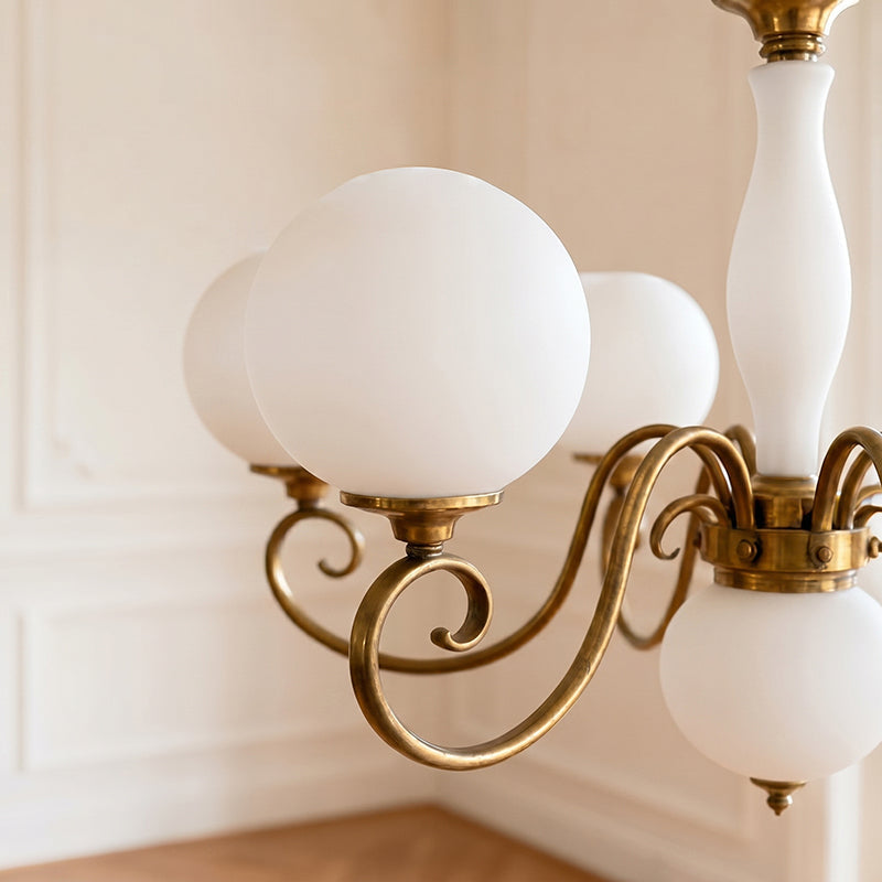 Kroonluchter met Handgeblazen Glazen Bollen en Antiek Messing Finish voor Sfeervolle Eetkamer en Woonkamer | Sulvida