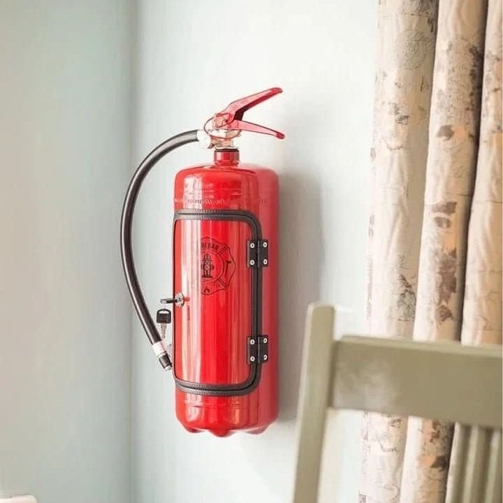 Verborgen minibar brandblusser design metaal rood zwart opslag drankflessen bar decoratie woonkamer interieur | Sulvida