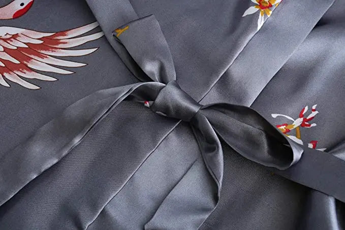 Peignoir kimono en satin à imprimé floral pour femme, manches courtes, vêtement d’intérieur de luxe à l’éclat soyeux | Sulvida