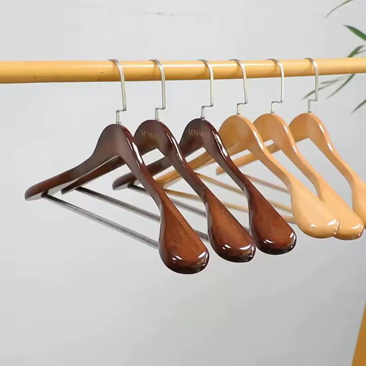 Houten kledinghangers set van 10 breed schouderprofiel antislip natuurhout voor kostuum jasje blouse garderobe | Sulvida