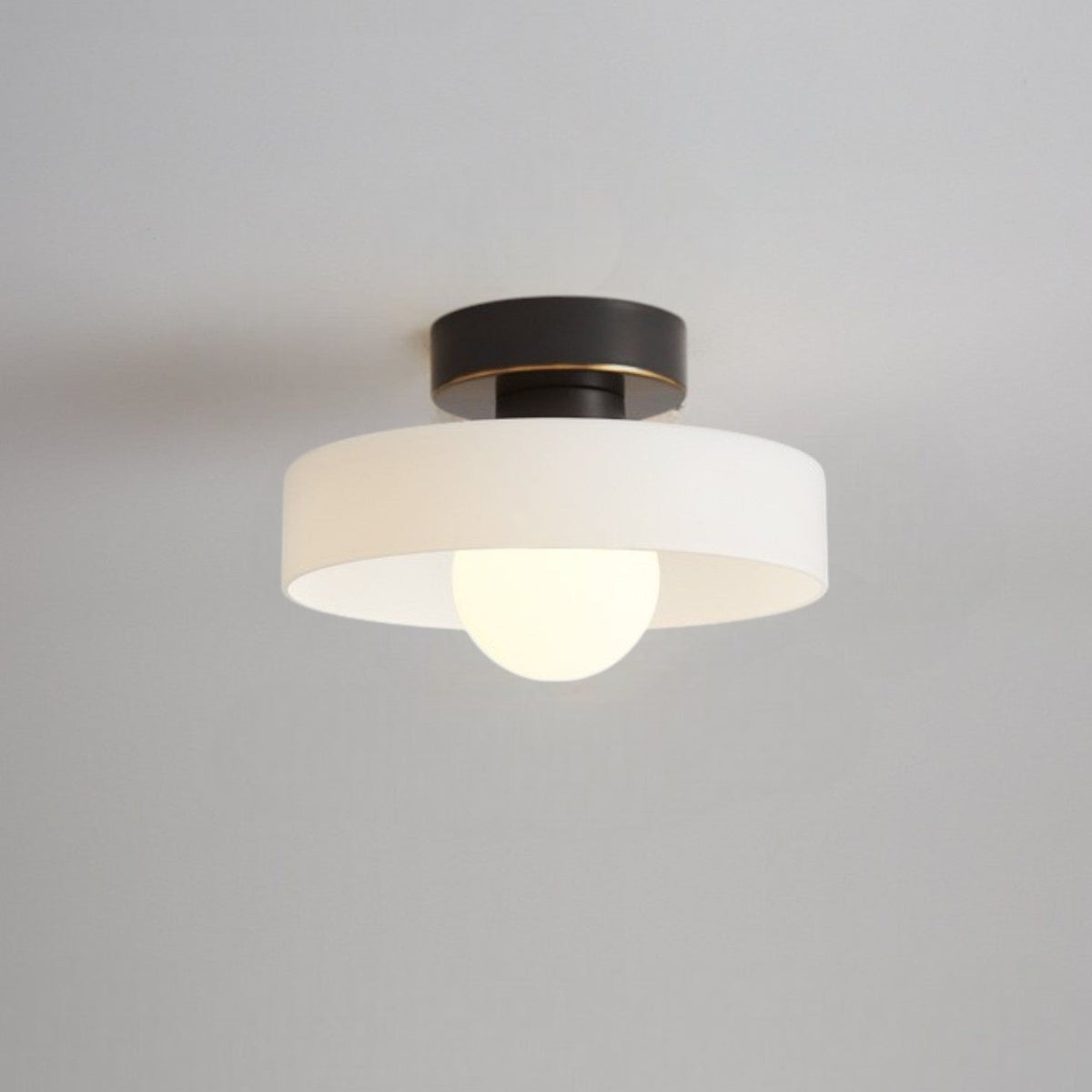 Plafondlamp Bauhaus Stijl Messing & Glas Rond Ø24cm Hal Slaapkamer Eetkamer Diffuus Licht G9 Fitting | Sulvida