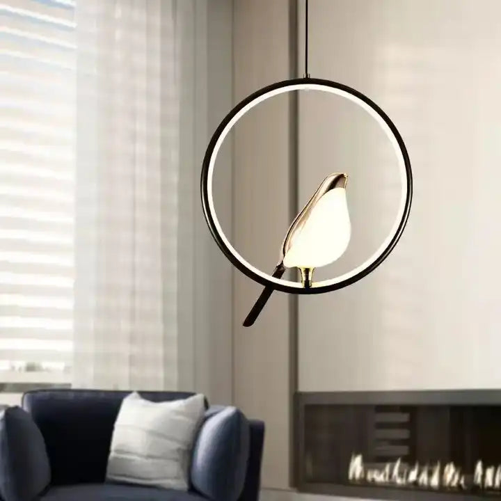 Suspension avec motif d'oiseau doré et éclairage LED | Design durable pour salon et salle à manger | Sulvida
