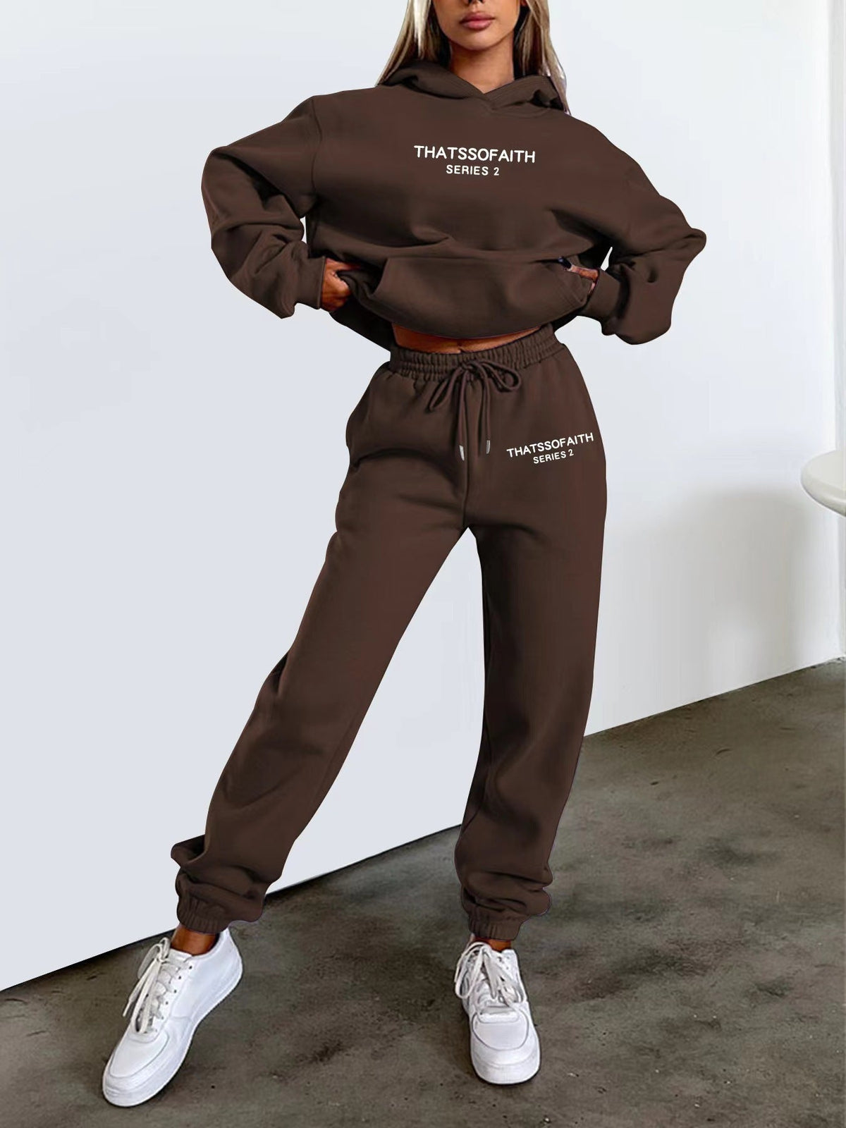 Ensemble de jogging décontracté deux pièces avec pantalon et haut assortis pour se détendre à la maison et sortir faire du sport | Sulvida