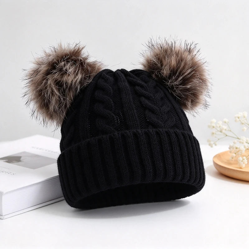 Gebreide Damesmuts met Dubbele Pompons Wintermuts Kabelpatroon Oprolbare Rand Warme Beanie Dames Stijlvol | Sulvida
