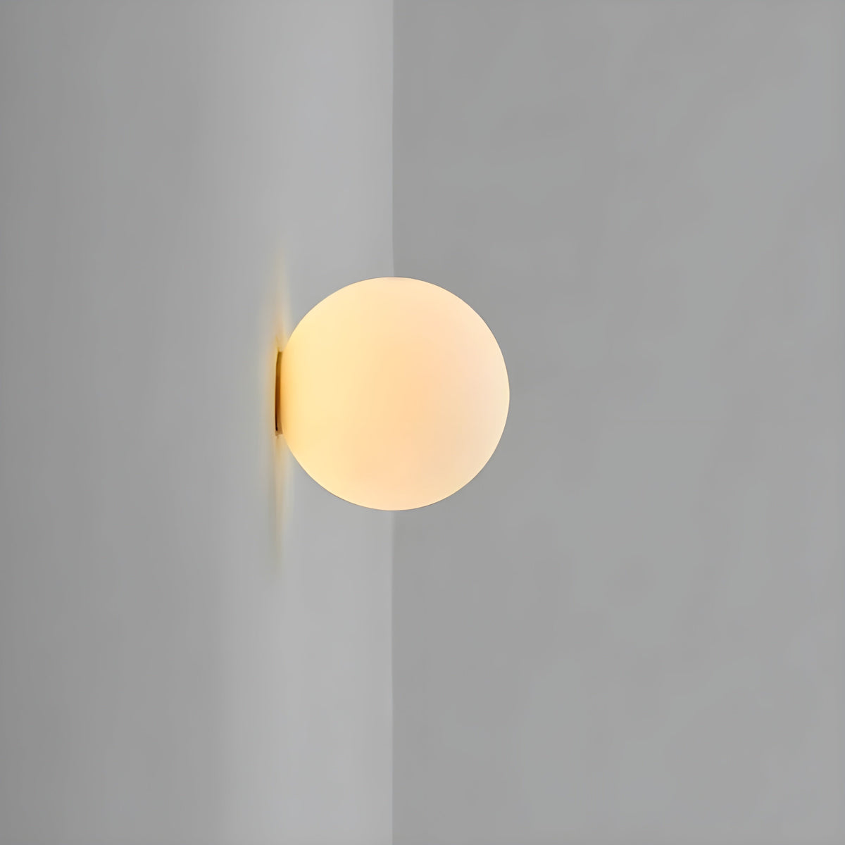Wandlamp met melkglas bol – Strak Nordic design voor hal, slaapkamer en woonkamer – Moderne sfeerverlichting | Sulvida