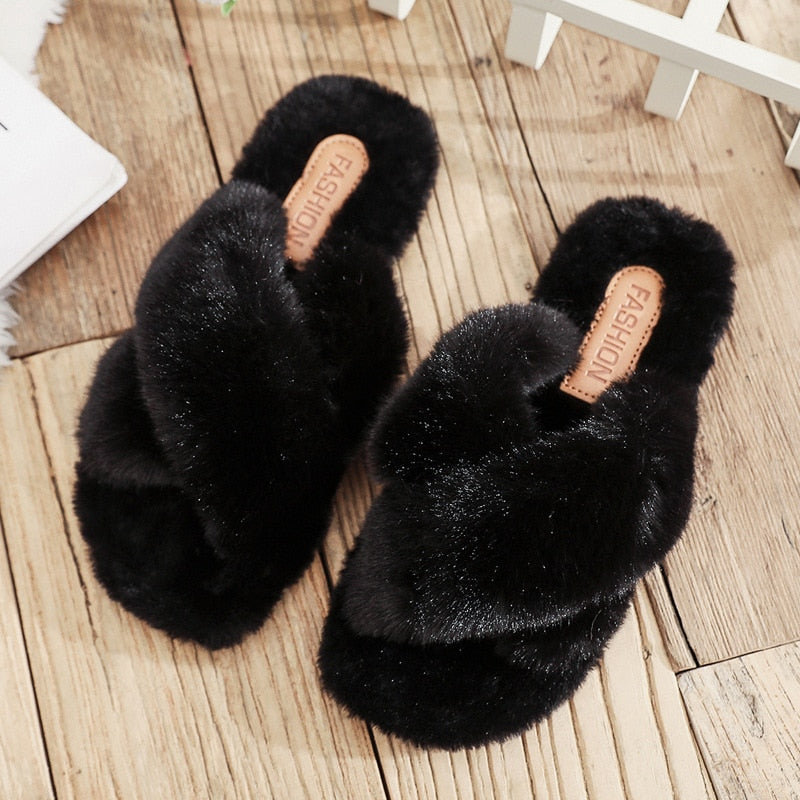 Chaussons duveteux noirs doux, confortables et chauds – chaussons d’intérieur antidérapants pour femme et homme | Sulvida