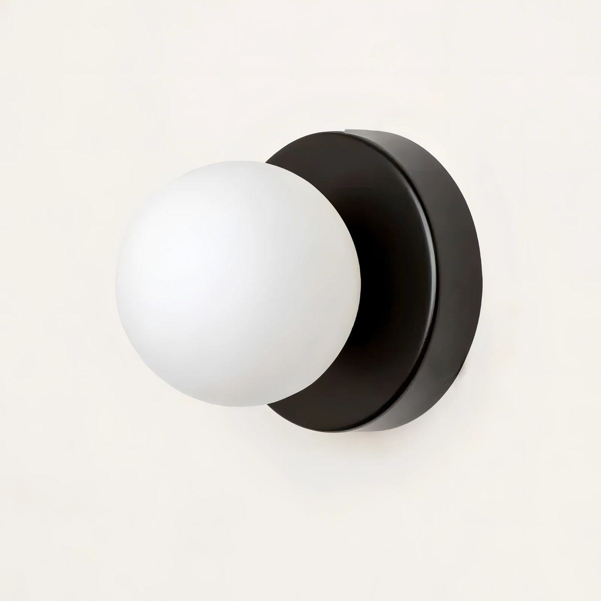 Scandinavische wandlamp met glazen bol en metalen houder voor woonkamer slaapkamer en gang interieur | Sulvida