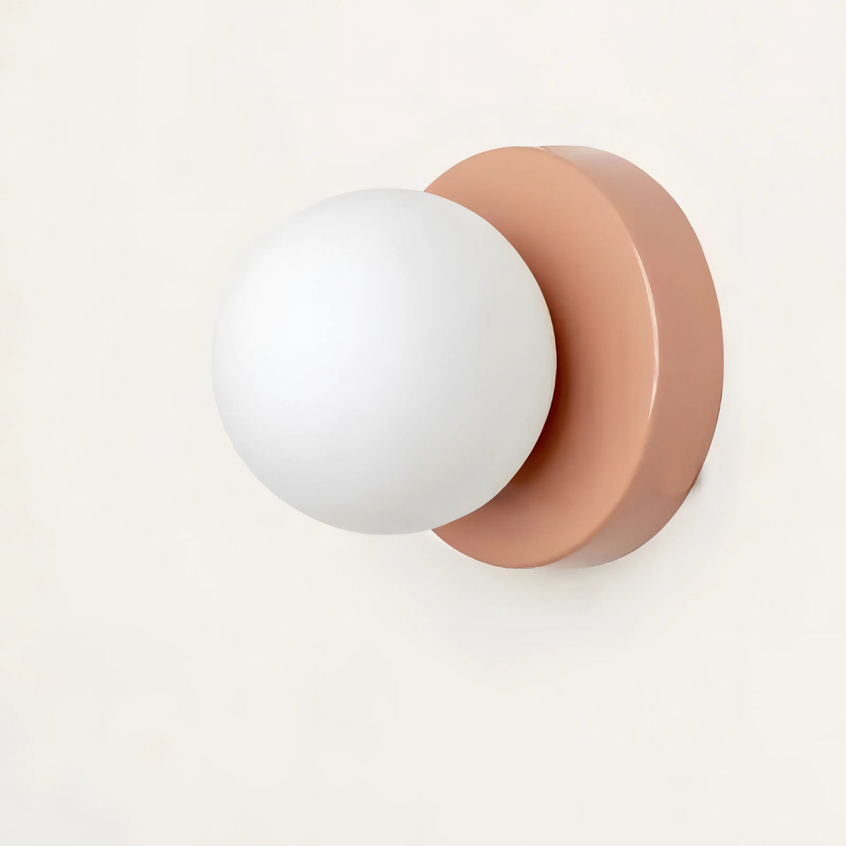 Scandinavische wandlamp met glazen bol en metalen houder voor woonkamer slaapkamer en gang interieur | Sulvida