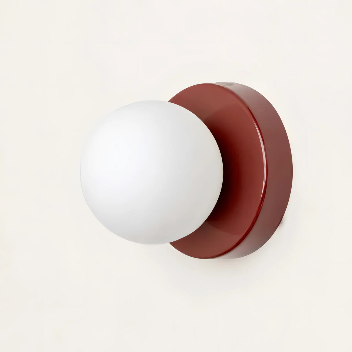 Scandinavische wandlamp met glazen bol en metalen houder voor woonkamer slaapkamer en gang interieur | Sulvida