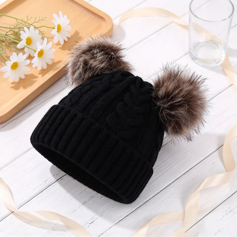Gebreide Damesmuts met Dubbele Pompons Wintermuts Kabelpatroon Oprolbare Rand Warme Beanie Dames Stijlvol | Sulvida