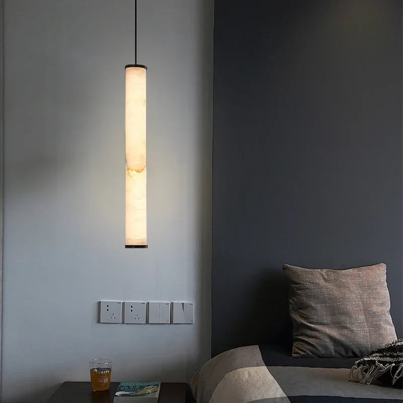 Suspension moderne en marbre et pierre naturelle avec accents cuivrés, éclairage de table à manger, lustre LED minimaliste | Sulvida