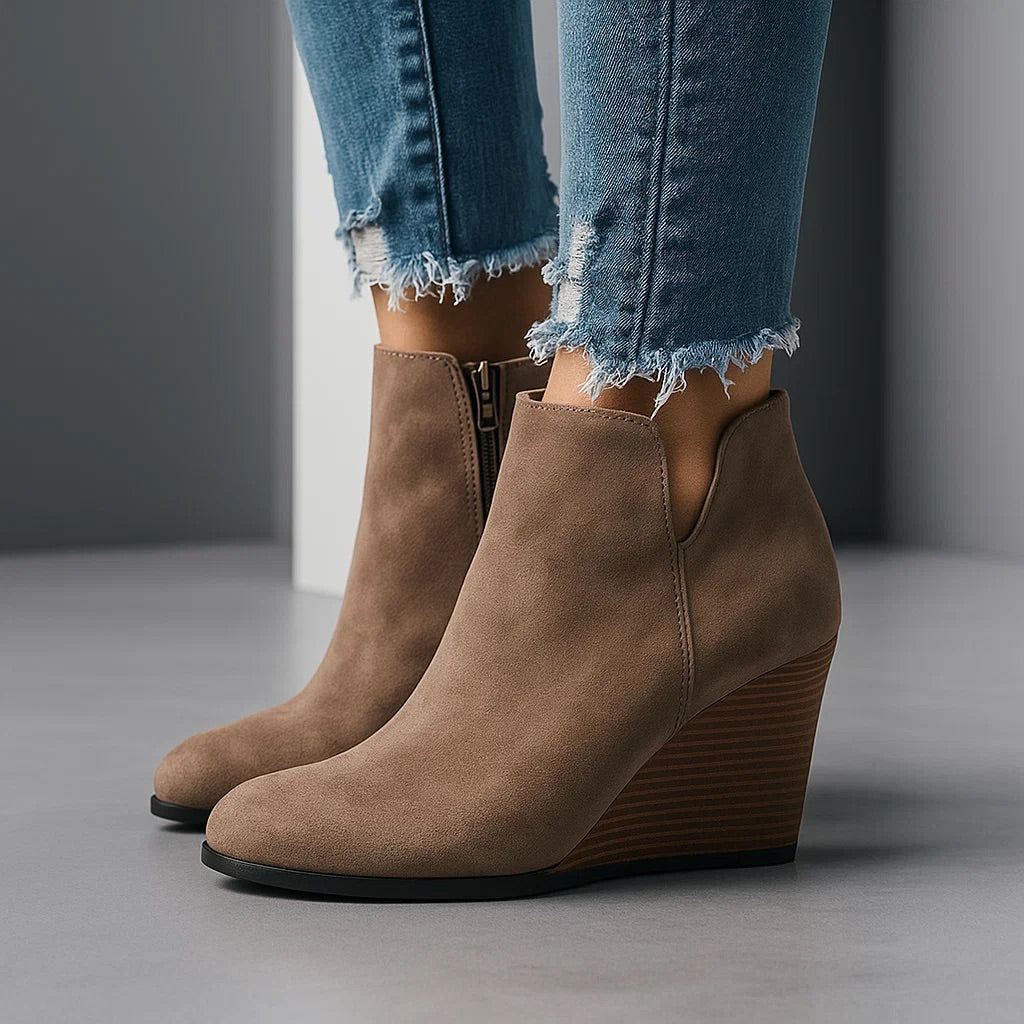 Bottines en daim à talon compensé avec détail ajouré pour femme, cognac, noir, kaki, décontractées, élégantes et confortables | Sulvida